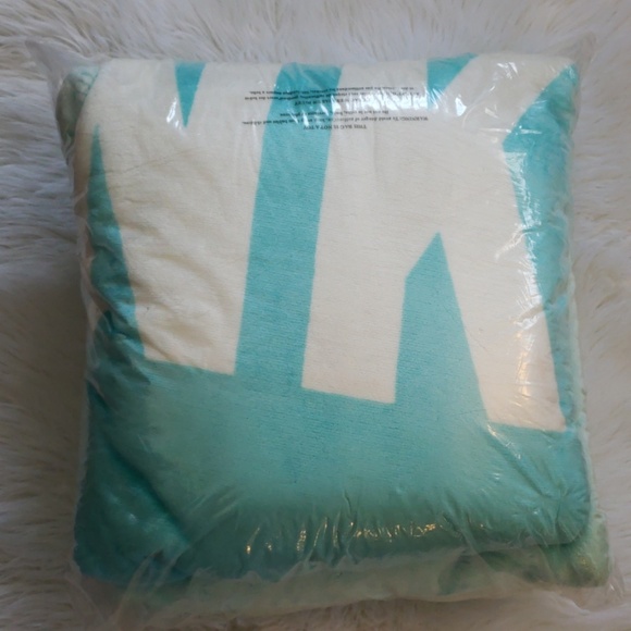 Rare HTF VS Pink sherpa blanket 60X72 - Picture 2 of 4